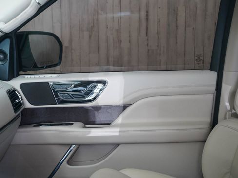 Used 2020 Lincoln Navigator Reserve w/ Cargo Convenience Package RWD image 33