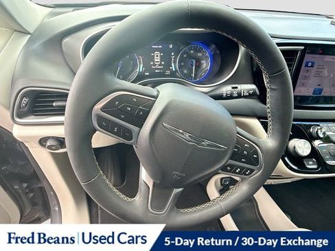Used 2023 Chrysler Pacifica Touring-L FWD image 16