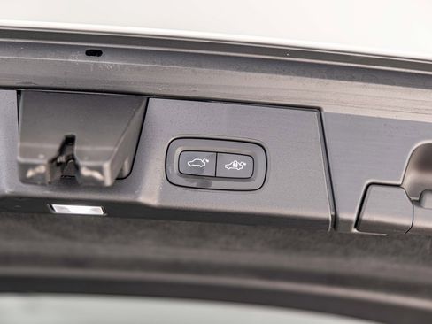 Used 2023 Volvo V90 B6 Cross Country Ultimate w/ Climate Package image 18