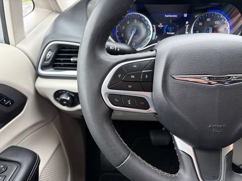 Used 2024 Chrysler Pacifica Touring-L FWD image 20
