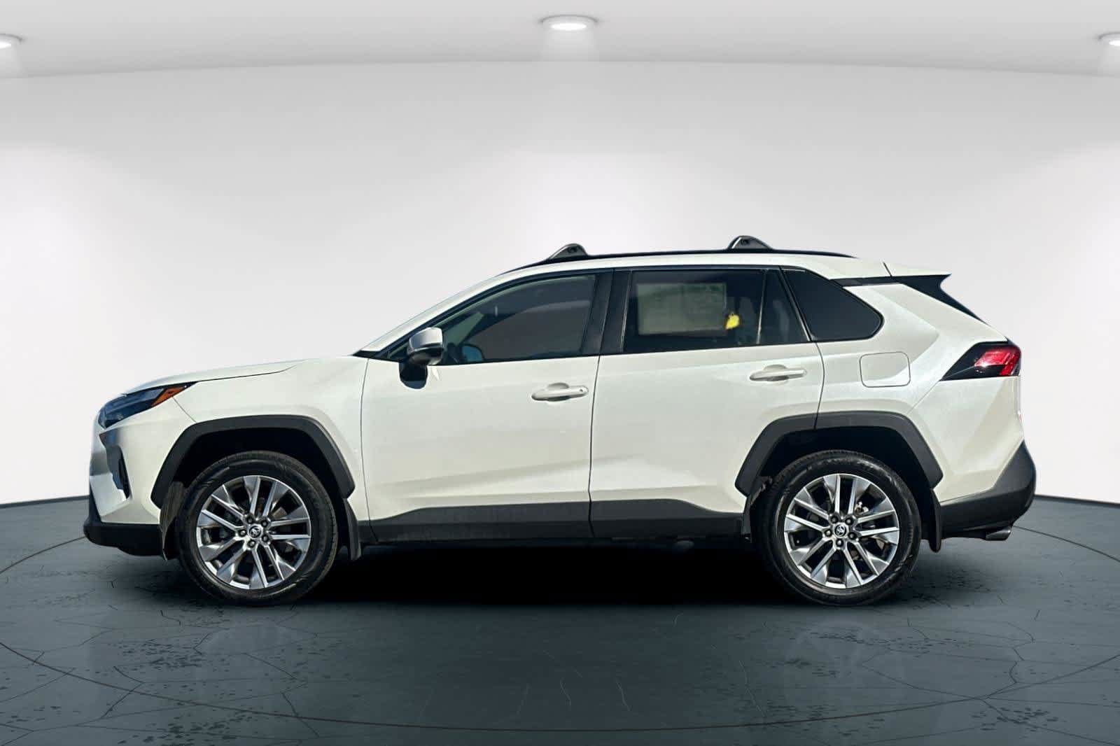 Used 2022 Toyota RAV4 XLE Premium AWD/4WD image 9