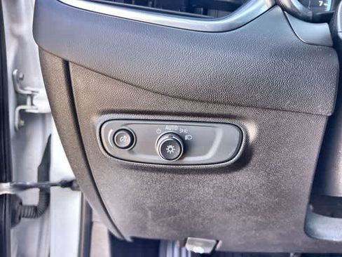 Used 2018 Chevrolet Equinox LT FWD image 29