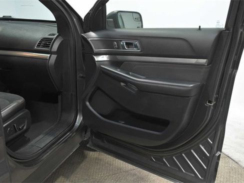 Used 2019 Ford Explorer XLT image 15