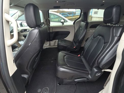 Used 2023 Chrysler Pacifica Touring-L image 12