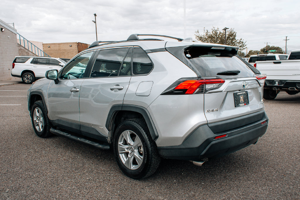 Used 2022 Toyota RAV4 LE AWD/4WD image 5