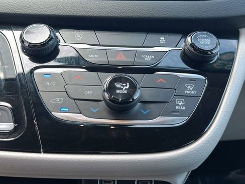 Used 2023 Chrysler Voyager LX image 14