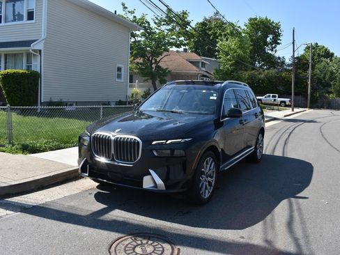 Used 2025 BMW X7 xDrive40i w/ Premium Package AWD/4WD image 2