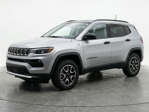 Used 2025 Jeep Compass Trailhawk AWD/4WD image 3