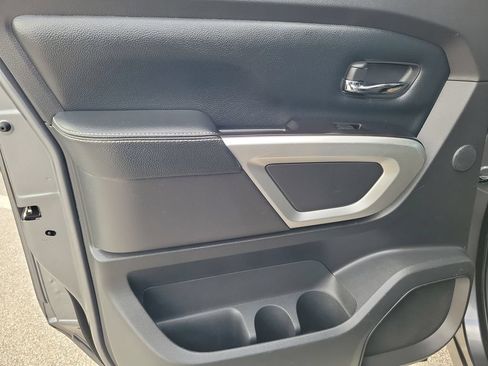 Used 2019 Nissan Titan PRO-4X w/ Pro-4x Convenience Package AWD/4WD image 18