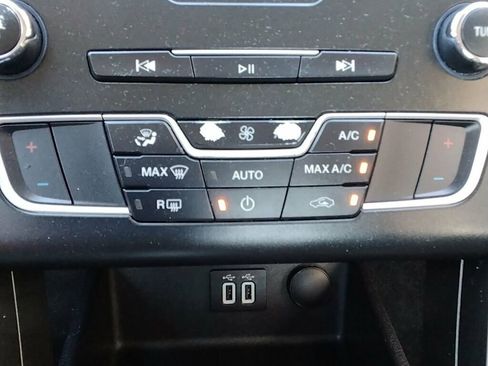 Used 2019 Ford Fusion SE FWD image 21