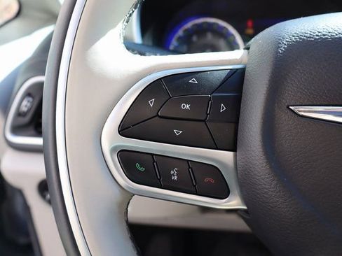 Used 2017 Chrysler Pacifica Limited image 13