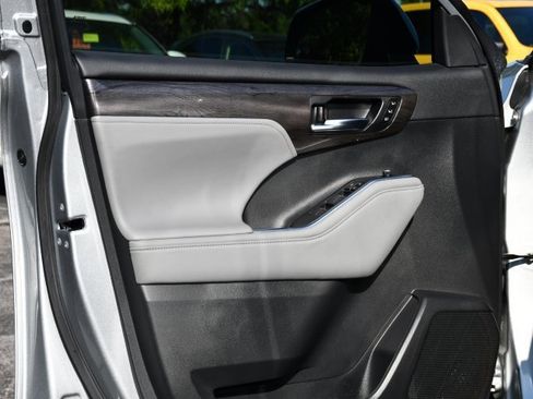 Used 2023 Toyota Highlander Limited image 11