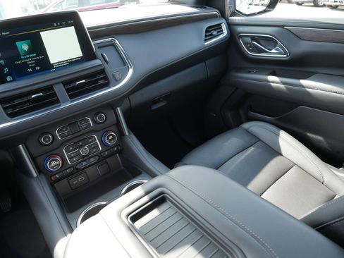 Used 2023 Chevrolet Suburban LT w/ Luxury Package image 11