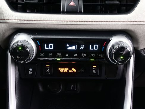 Used 2020 Toyota RAV4 XLE w/ XLE Grade Weather Package AWD/4WD image 20