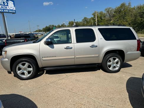 Used 2007 Chevrolet Suburban LTZ w/ LTZ Preferred Equipment Group AWD/4WD image 4