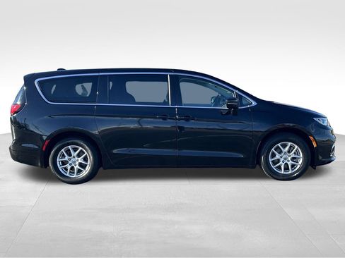 Used 2024 Chrysler Pacifica Touring-L image 25