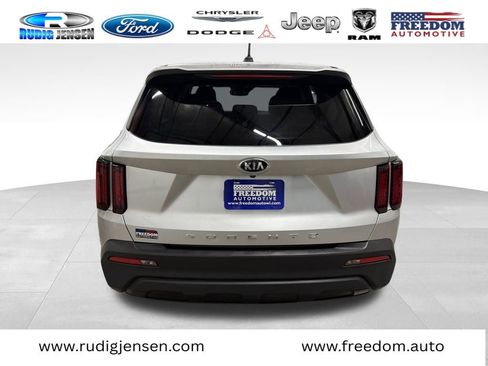 Used 2021 Kia Sorento LX image 4