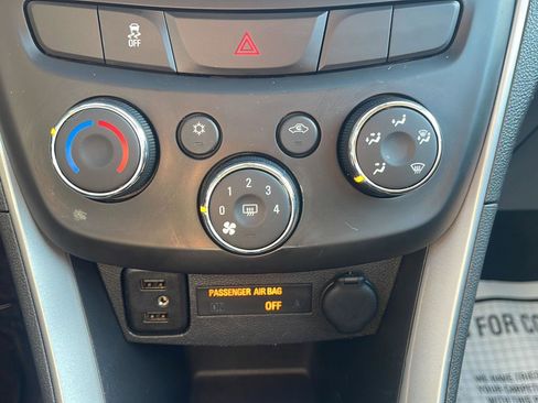 Used 2020 Chevrolet Trax LT w/ LT Convenience Package AWD/4WD image 22