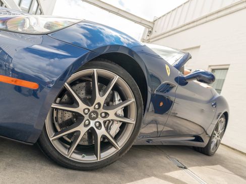 Used 2012 Ferrari California RWD image 4