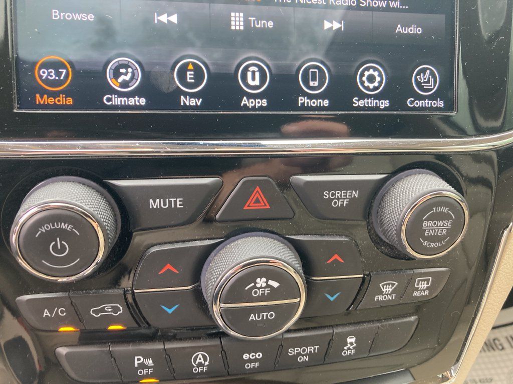 Used 2020 Jeep Grand Cherokee Limited AWD/4WD image 23