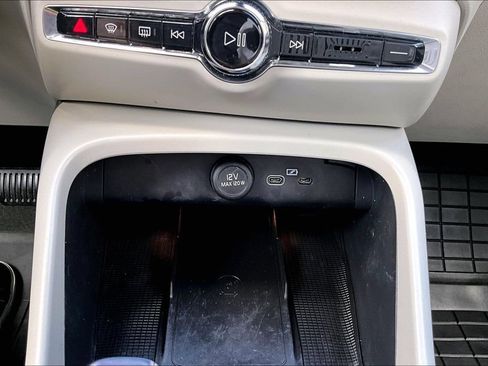 Used 2024 Volvo XC40 B5 Plus w/ Protection Package Premier AWD/4WD image 33