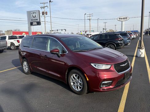 Used 2023 Chrysler Pacifica Touring-L image 2
