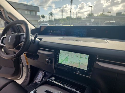 New 2026 Lincoln Navigator Premiere AWD/4WD image 26