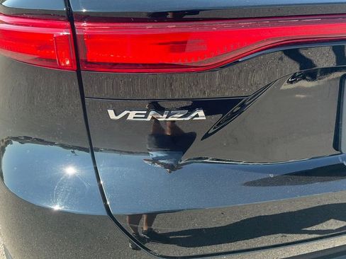 Used 2023 Toyota Venza LE image 4