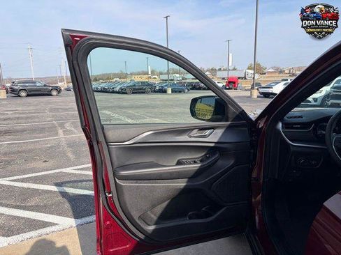 Certified 2025 Jeep Grand Cherokee Altitude image 9