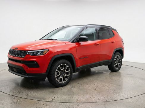 Used 2025 Jeep Compass Trailhawk AWD/4WD image 3