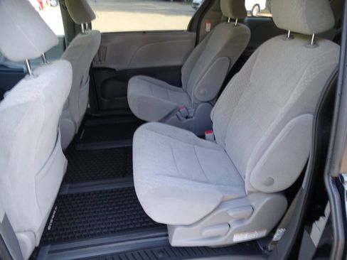 Used 2018 Toyota Sienna LE AWD image 29