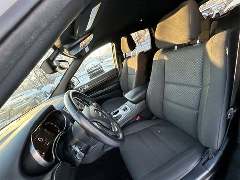 Used 2018 Jeep Grand Cherokee Laredo image 15