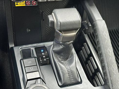 Certified 2025 Toyota Tacoma SR5 AWD/4WD image 22