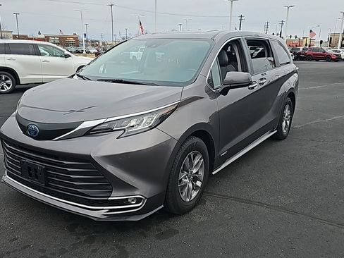 Used 2021 Toyota Sienna XLE image 7