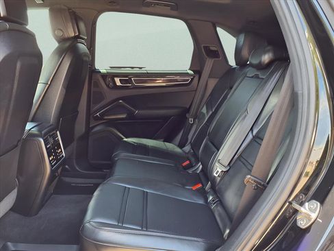 Used 2023 Porsche Cayenne image 18
