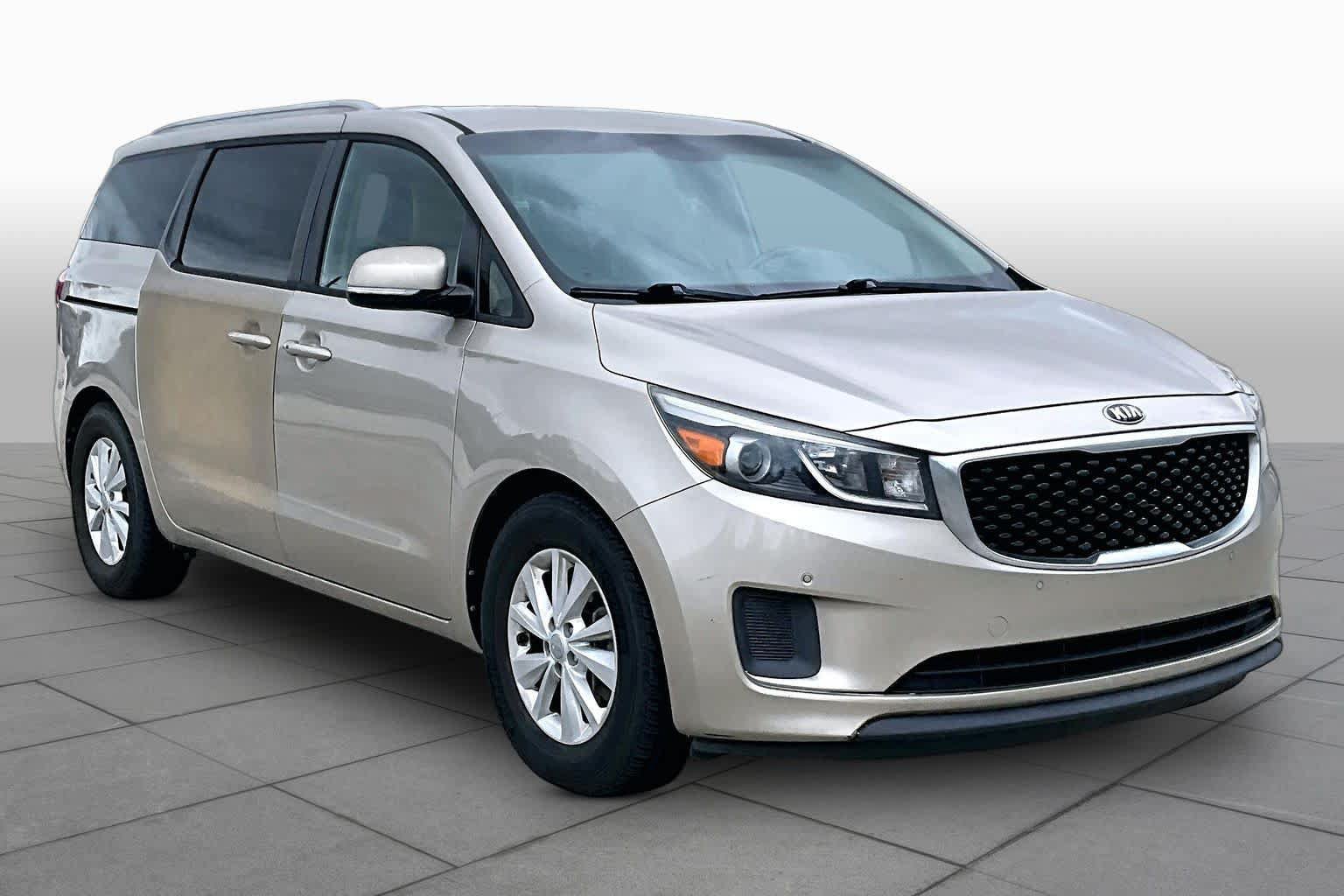 Used 2017 Kia Sedona LX w/ LX Essentials Premium Package FWD image 3