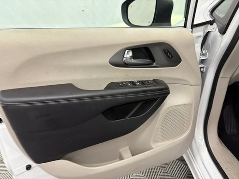 Used 2023 Chrysler Pacifica Touring-L FWD image 11