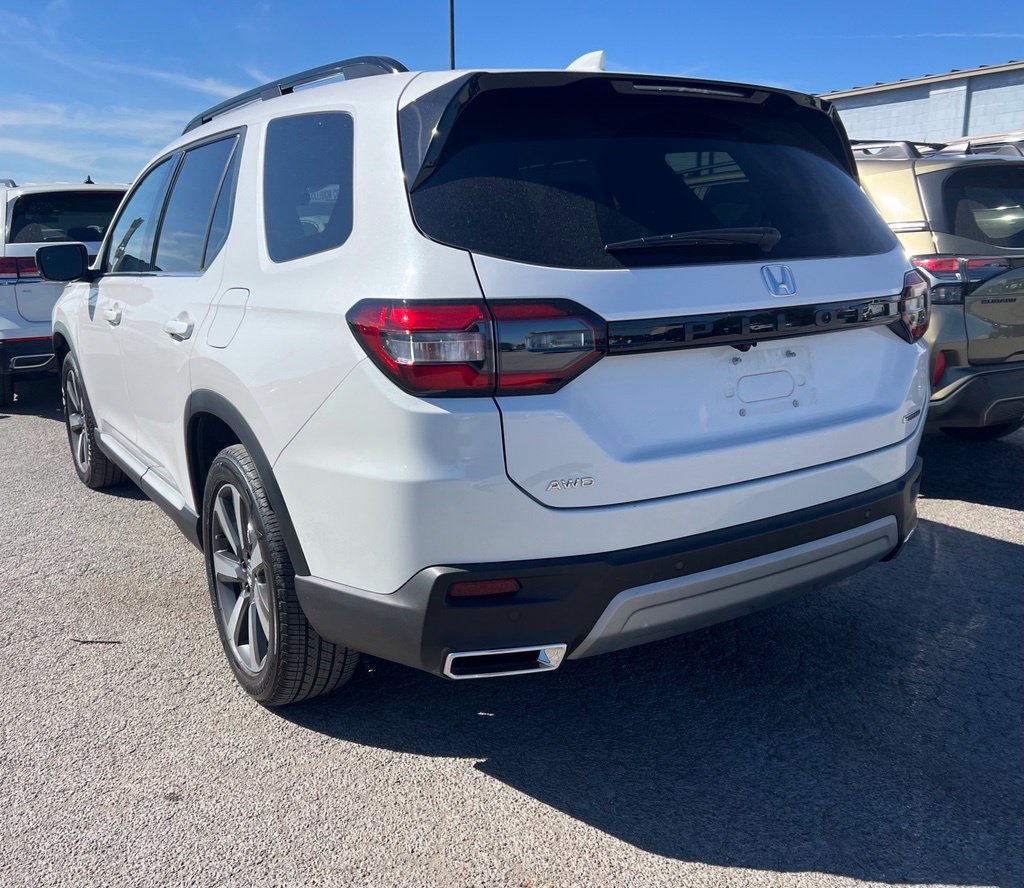 Used 2025 Honda Pilot Touring image 3