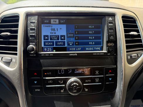 Used 2011 Jeep Grand Cherokee Laredo AWD/4WD image 18