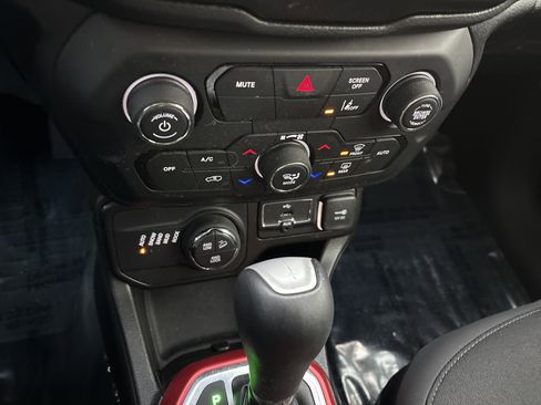 Used 2022 Jeep Renegade Trailhawk image 31