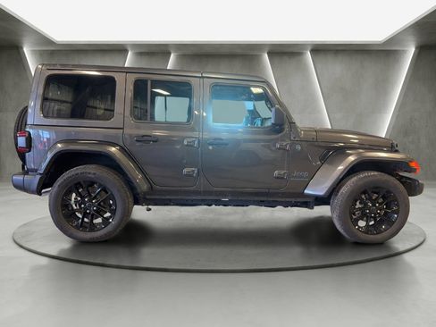 Used 2025 Jeep Wrangler Unlimited Sahara w/ Safety Group AWD/4WD image 5