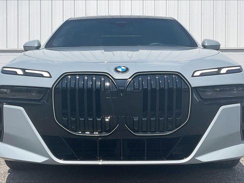 Used 2024 BMW 740i w/ Premium Package 2 RWD image 3