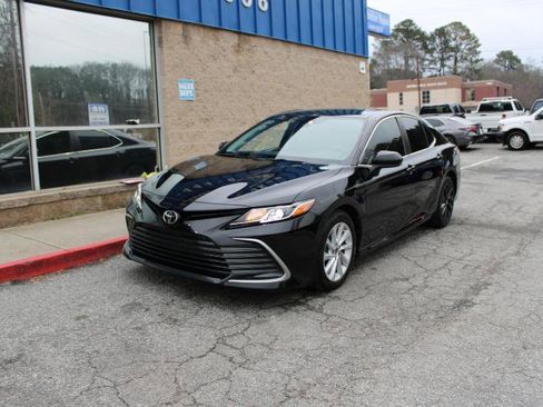 Used 2021 Toyota Camry LE image 3