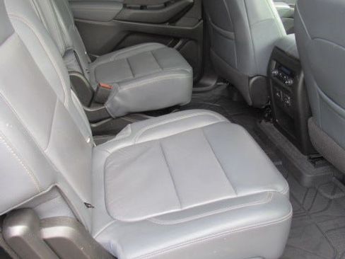 Used 2020 Chevrolet Traverse LT w/ LT Premium Package FWD image 12