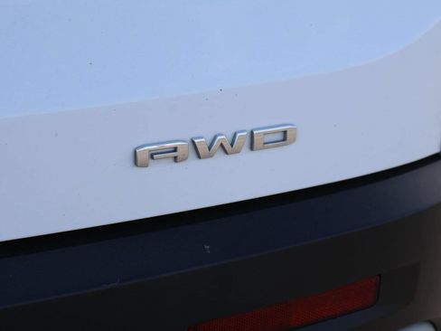 Used 2023 GMC Acadia SLT AWD/4WD image 9