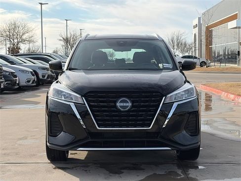 Used 2023 Nissan Kicks SV image 2
