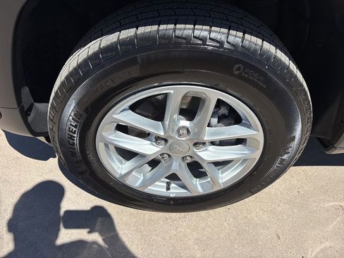 Used 2025 Jeep Grand Cherokee Laredo X w/ Trailer Tow Package image 9