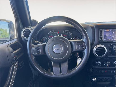 Used 2014 Jeep Wrangler Unlimited Sahara w/ Connectivity Group AWD/4WD image 12