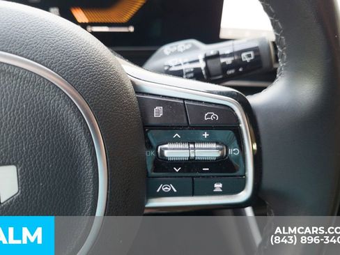 Used 2025 Kia Carnival FWD image 30