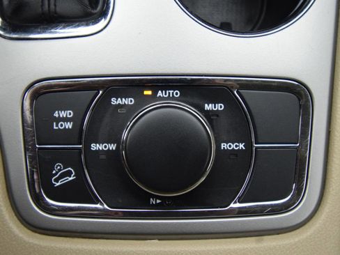 Used 2018 Jeep Grand Cherokee Laredo AWD/4WD image 27